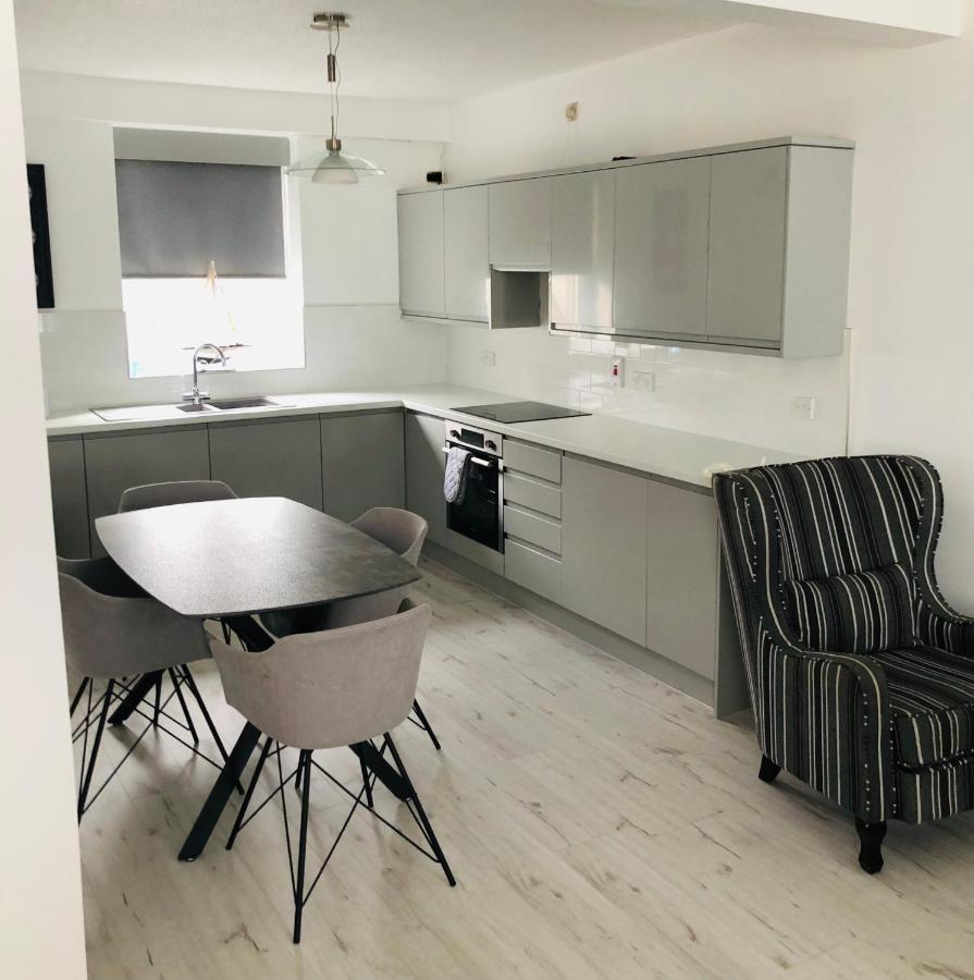 Spacious And Bright Town Centre Apartment Ballycastle Extérieur photo